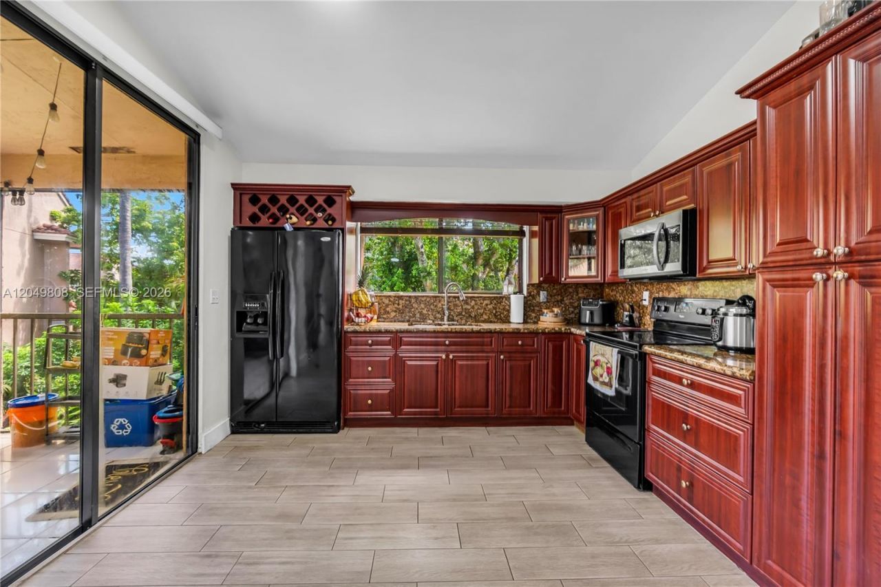 8211 NW 191st St, Unit 3-H, Hialeah, FL 33015 Photo