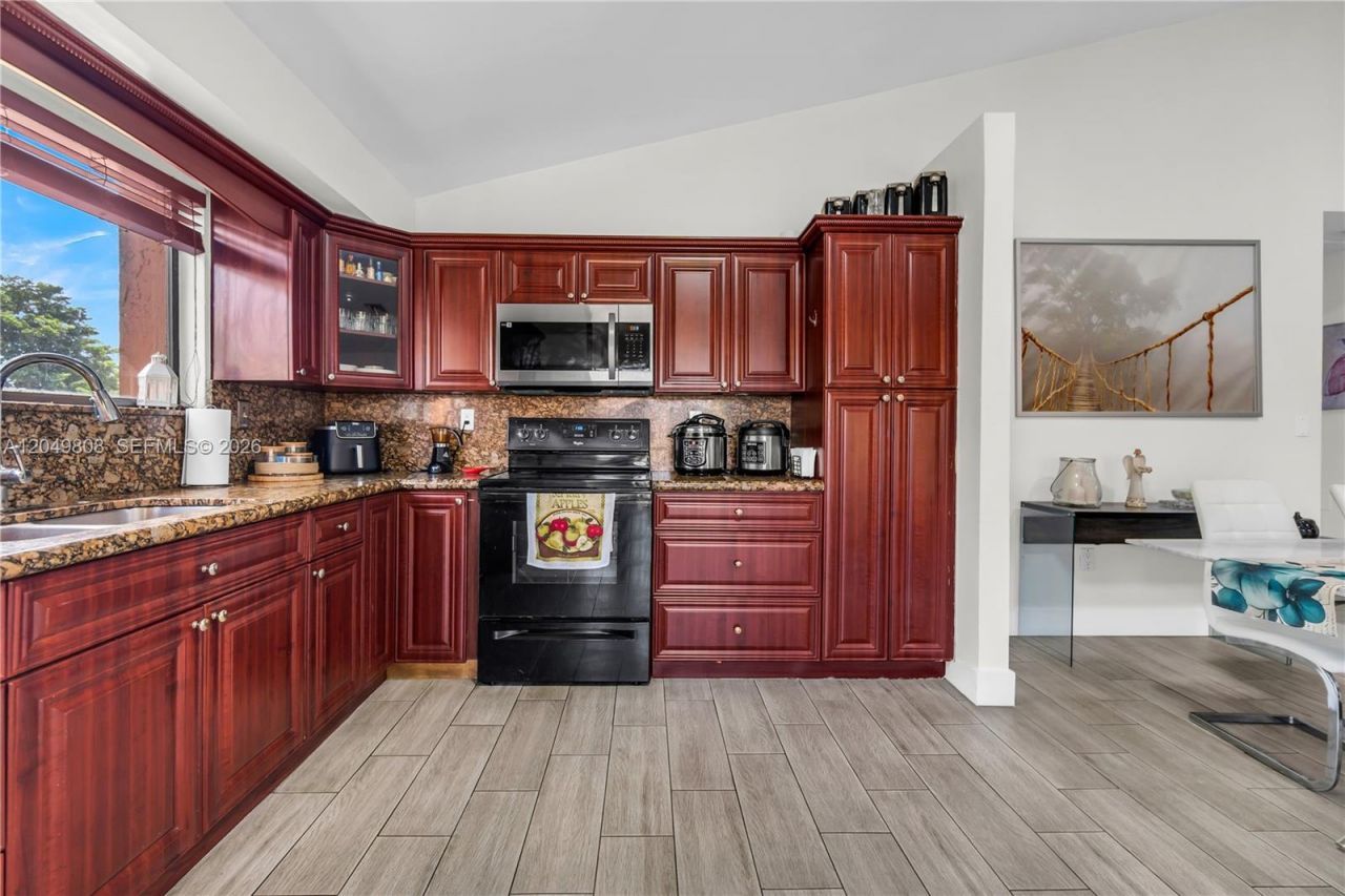 8211 NW 191st St, Unit 3-H, Hialeah, FL 33015 Photo