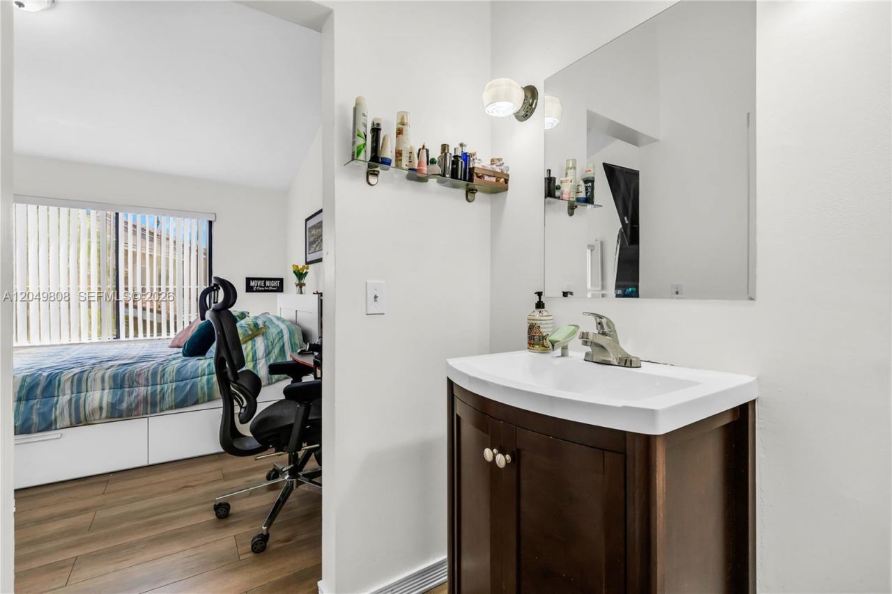 8211 NW 191st St, Unit 3-H, Hialeah, FL 33015 Photo