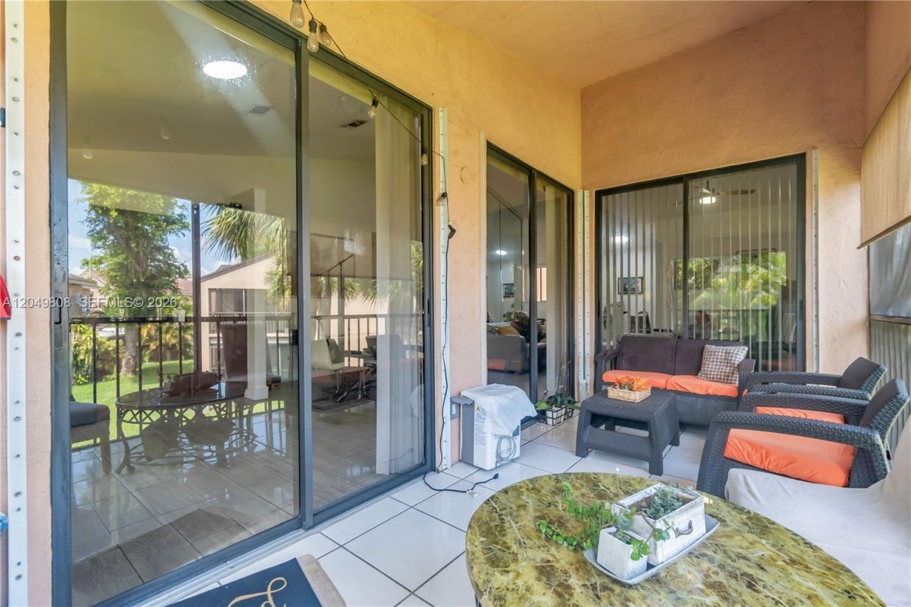 8211 NW 191st St, Unit 3-H, Hialeah, FL 33015 Photo