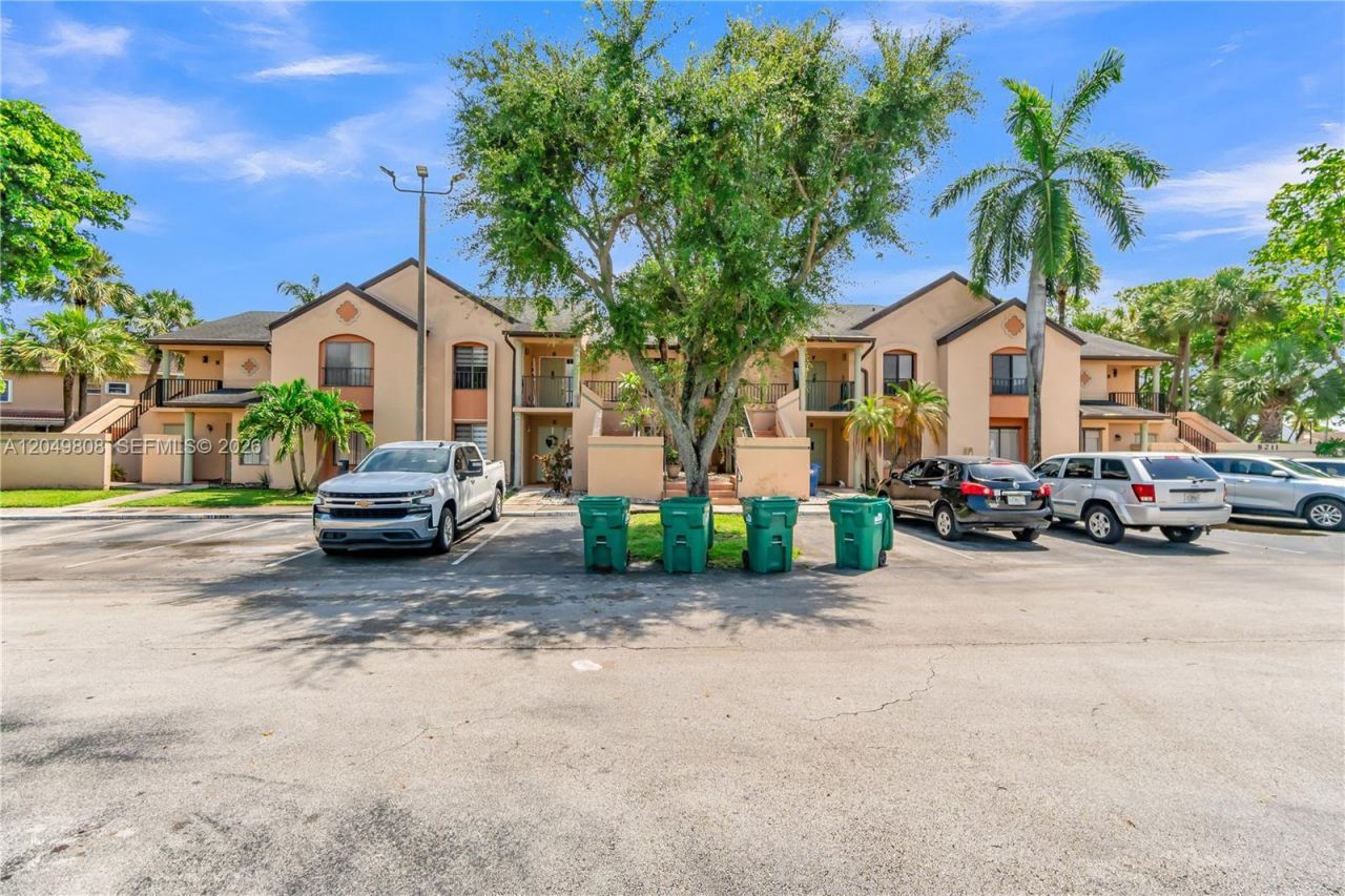 8211 NW 191st St, Unit 3-H, Hialeah, FL 33015 Photo