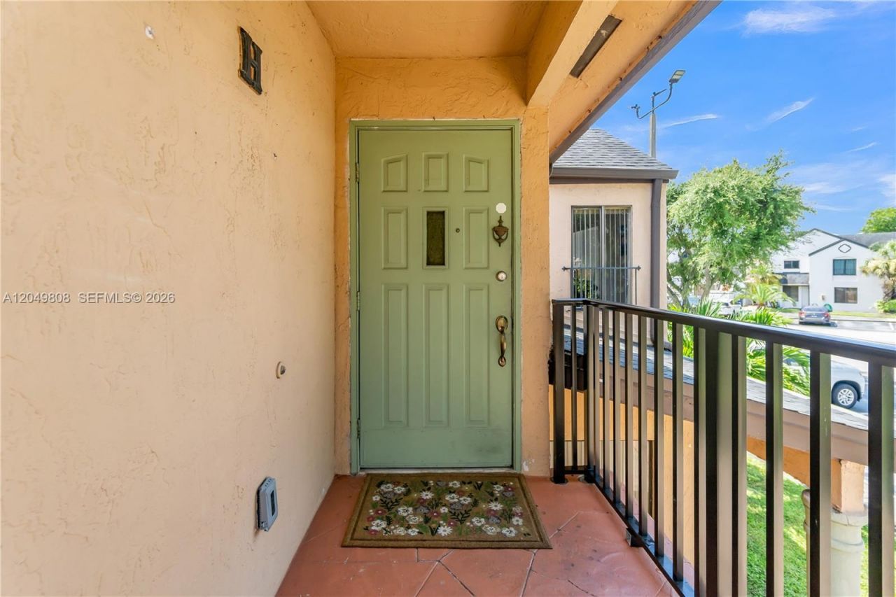 8211 NW 191st St, Unit 3-H, Hialeah, FL 33015 Photo
