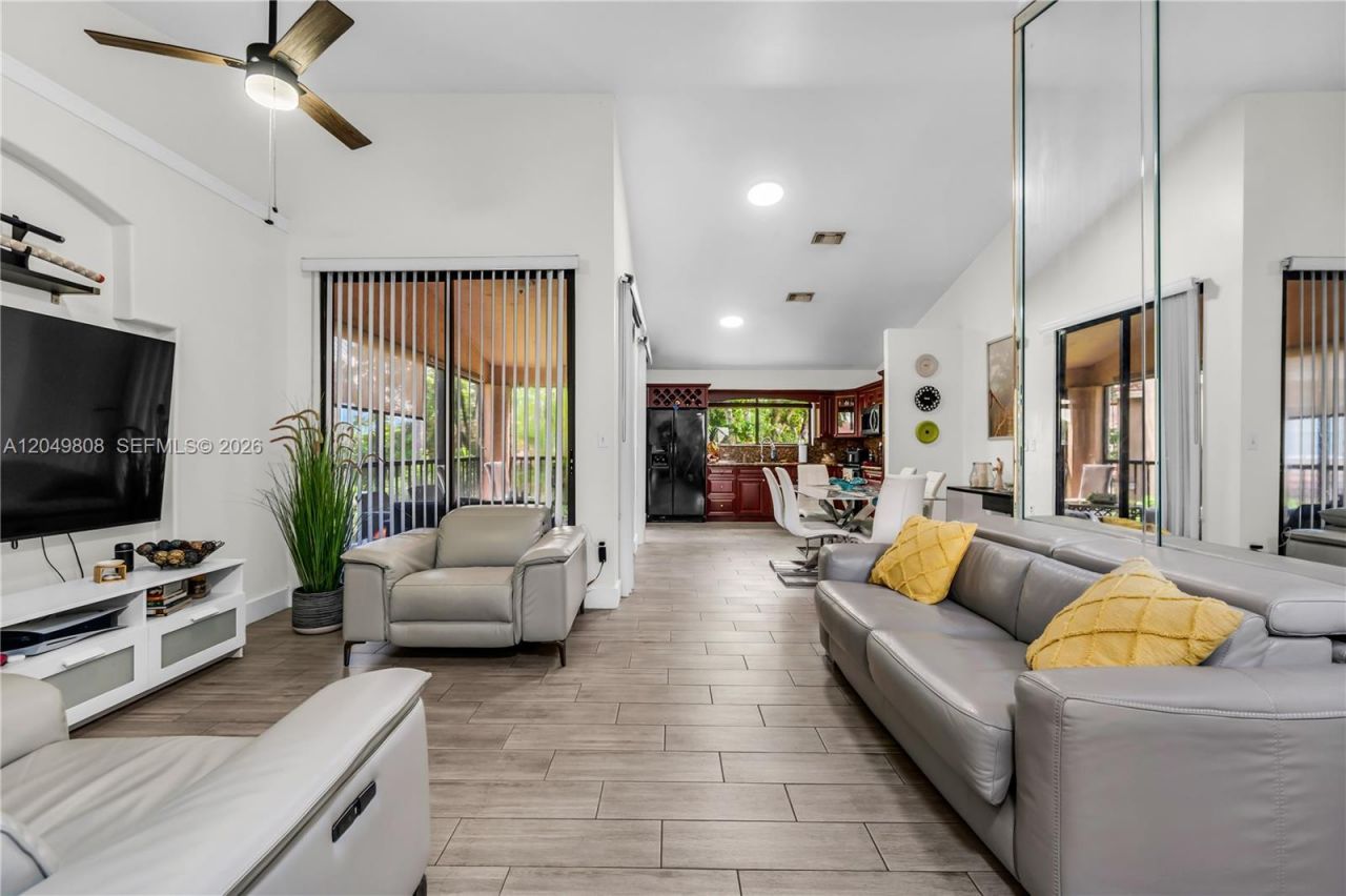 8211 NW 191st St, Unit 3-H, Hialeah, FL 33015 Photo