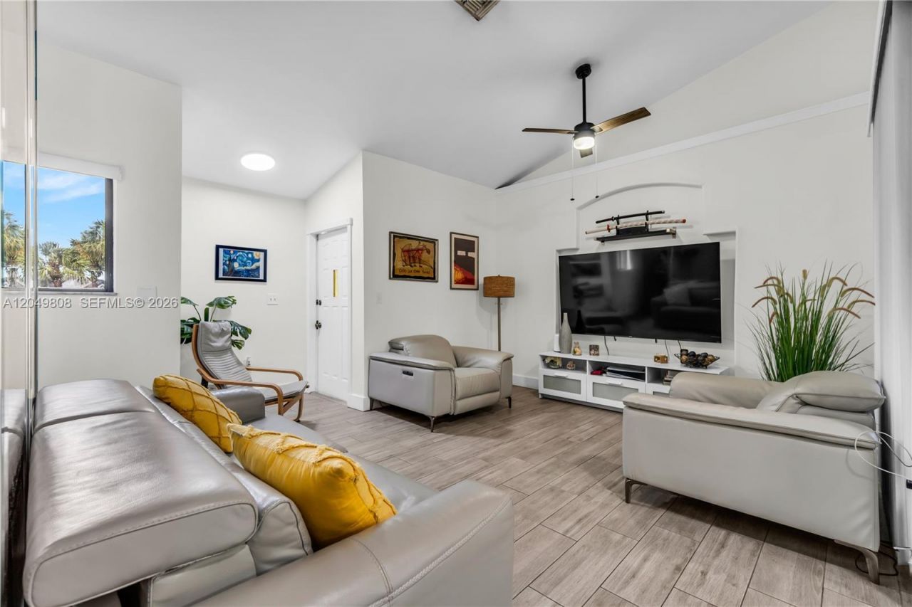 8211 NW 191st St, Unit 3-H, Hialeah, FL 33015 Photo