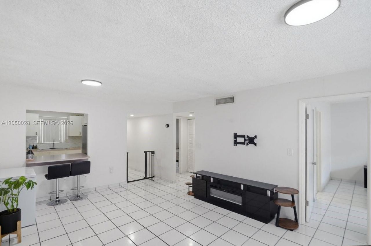 6175 W 20th Ave, Unit 311, Hialeah, FL 33012 Photo