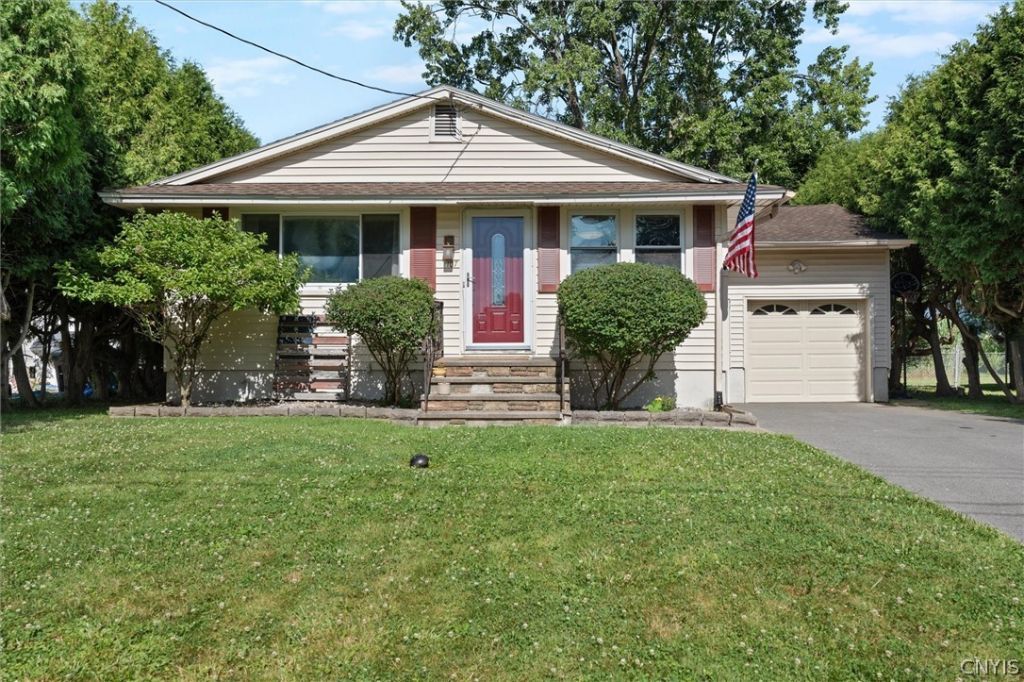 107 Glenwood Drive S, Liverpool, NY 13090 Main Photo