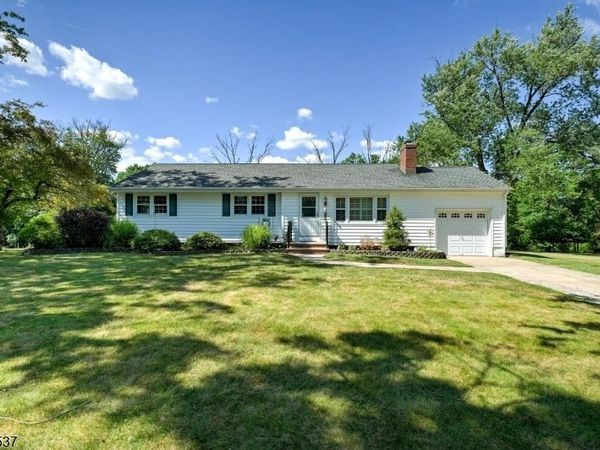 34 Lindstrom Dr, Hillsborough, NJ 08844