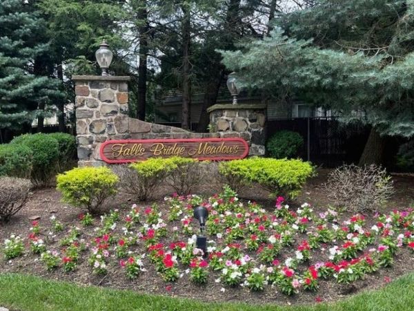 42 Falls Bridge Dr, Totowa, NJ 07512