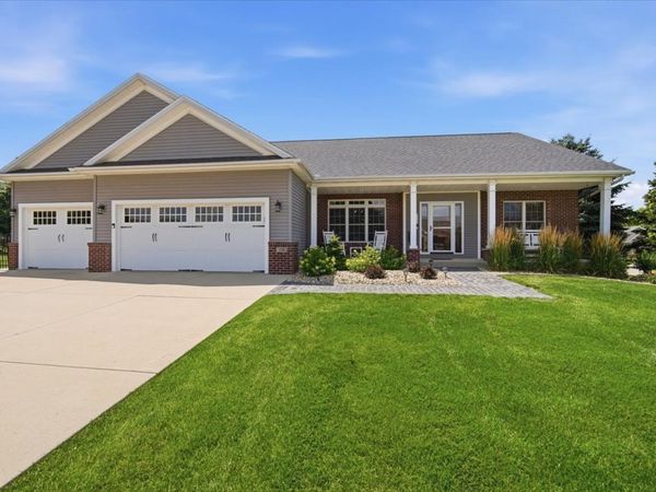 110 Whitetail Lane , Hudson, IL 61748