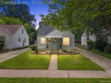 2155 E 8 Mile Road, Grosse Pointe Woods, MI 48236