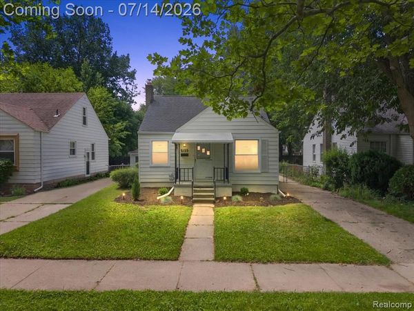 2155 E 8 Mile Road, Grosse Pointe Woods, MI 48236