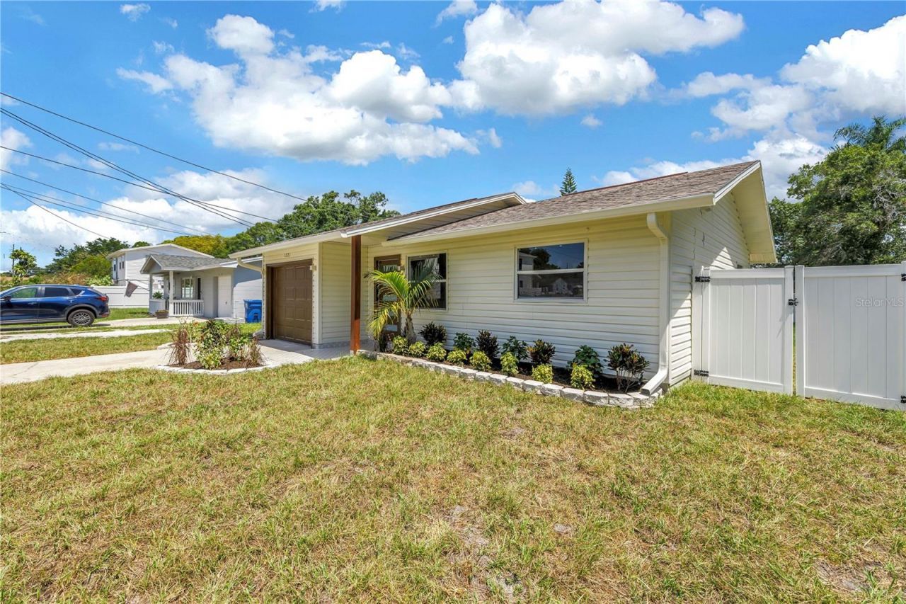 1221 36th Terrace N, Saint Petersburg, FL 33704 Photo