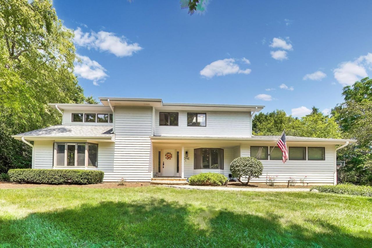 1 BIRCH LAKES Drive, Hawthorn Woods, IL 60047