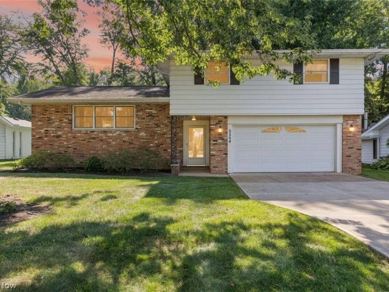 5364 Hampton Drive, North Olmsted, OH 44070 Photo 2