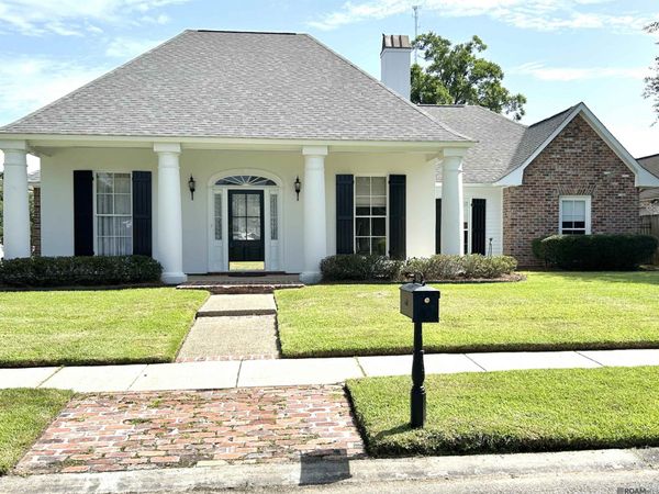 10813 Ramblewood Dr, Saint George, LA 70810