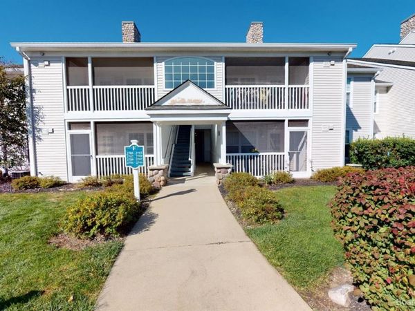 2785 S Knightsbridge Circle, Ann Arbor, MI 48105