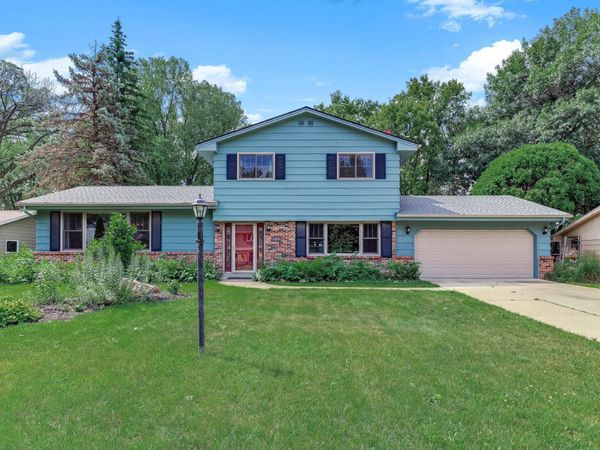 7033 Courtly Road , Woodbury, MN 55125