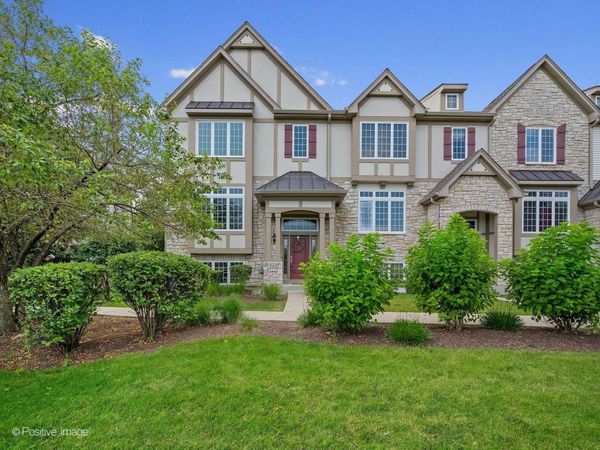 332 Castle Circle , Carol Stream, IL 60188