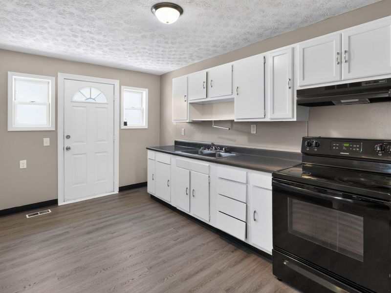 355 Woodlawn Avenue , Columbus, OH 43228 Photo 12
