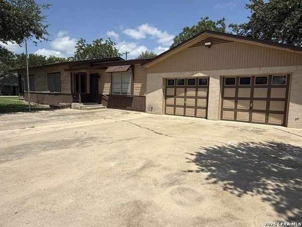 718 W ELWOOD ST, Falls City, TX 78113