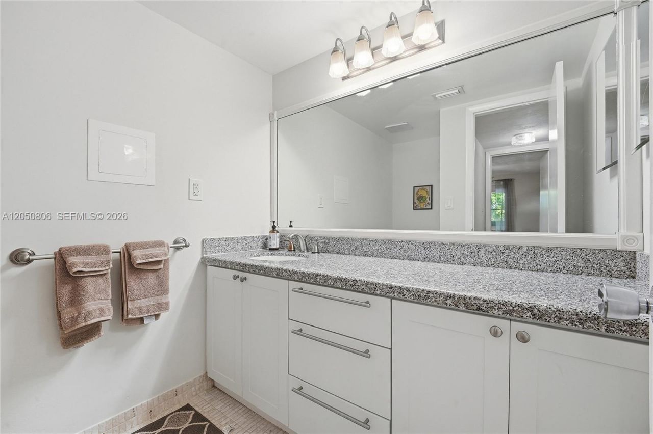 1205 Mariposa Ave, Unit 403, Coral Gables, FL 33146 Photo