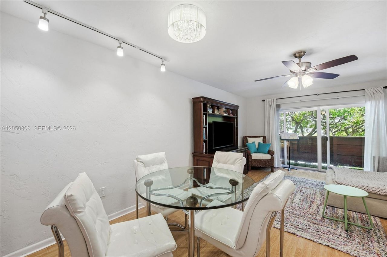 1205 Mariposa Ave, Unit 403, Coral Gables, FL 33146 Photo