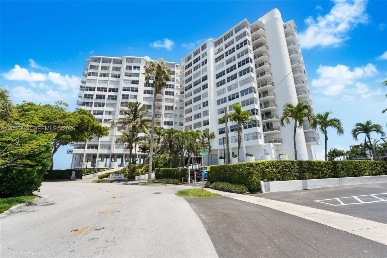 11930 N Bayshore Dr, Unit 909, North Miami, FL 33181 Photo