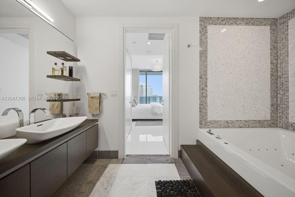 200 Biscayne Boulevard Way , Unit 5110, Miami, FL 33131 Photo