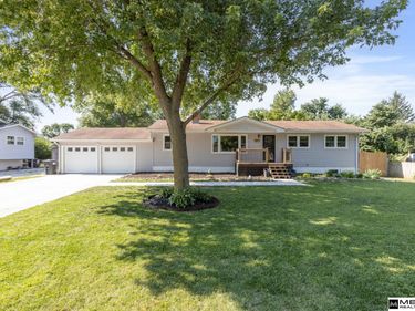 8315 Nicholas Street, Omaha, NE 68114