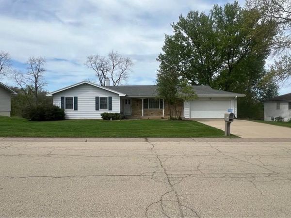 11383 Robin hood , Dubuque, IA 52001
