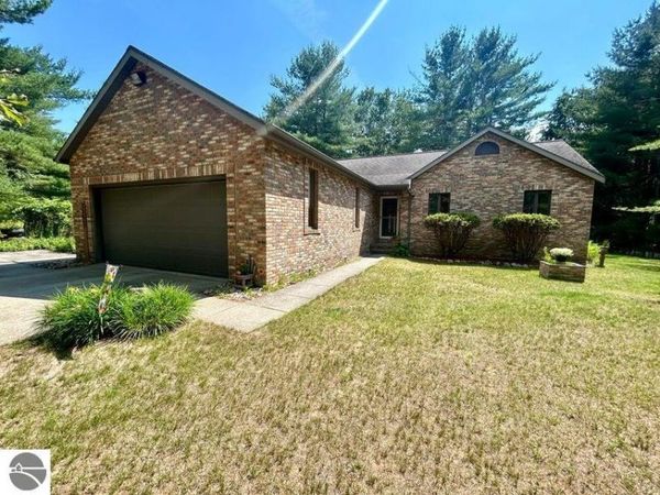 3557 Pinewood Drive W, Roscommon, MI 48653