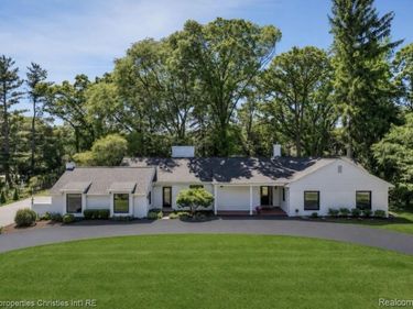 1257 Charrington Road, Bloomfield Hills, MI 48301