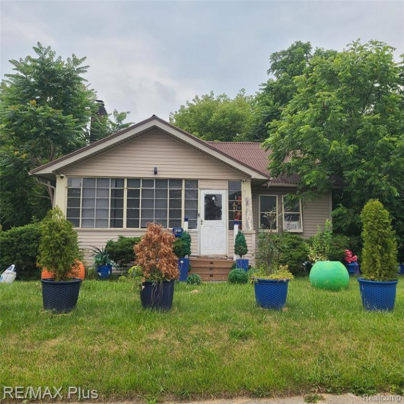 921 Welch Boulevard, Flint, MI 48504 Main Photo