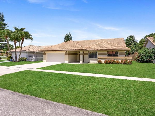 5809 Sun Pointe Circle, Boynton Beach, FL 33437