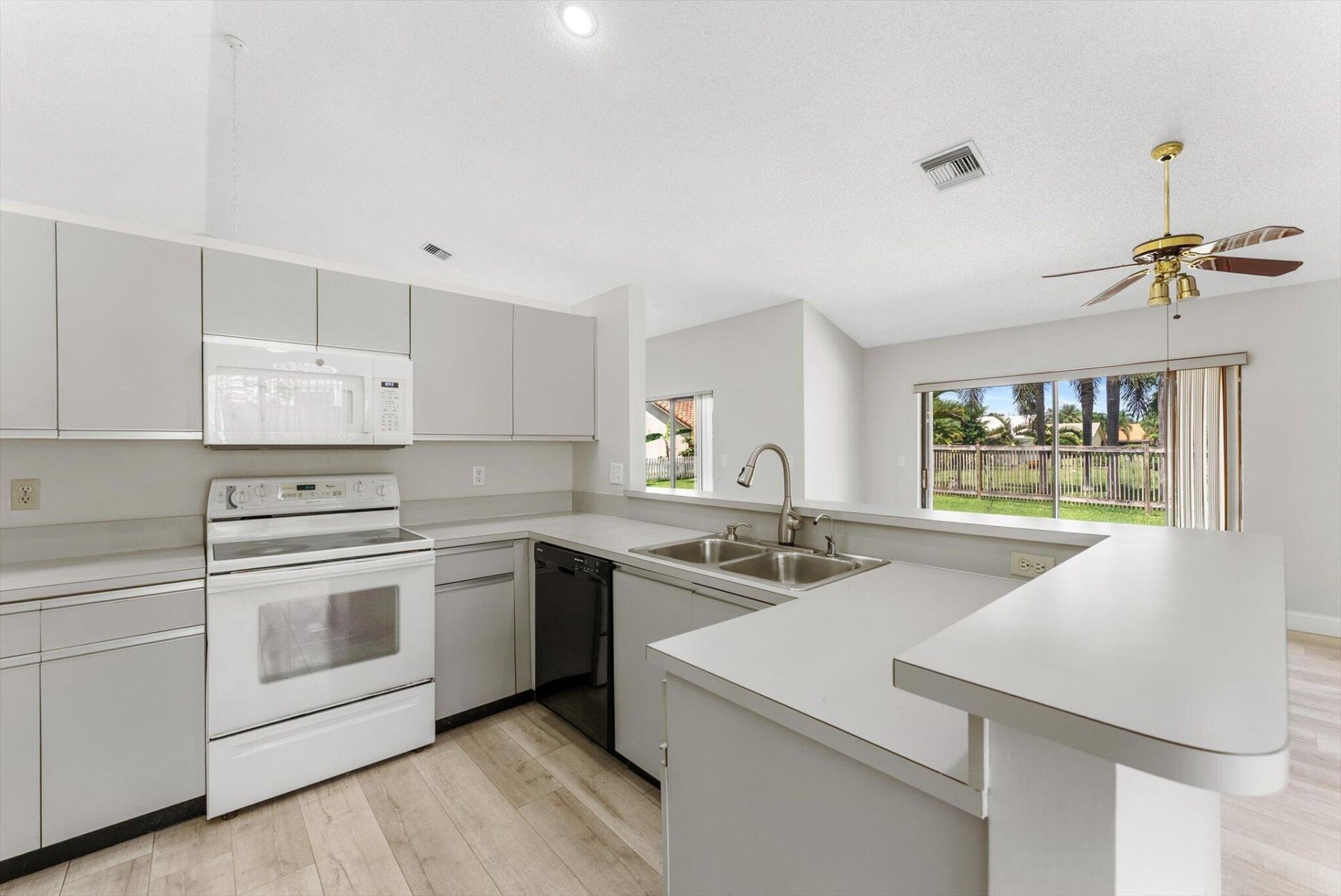 5809 Sun Pointe Circle, Boynton Beach, FL 33437 Photo