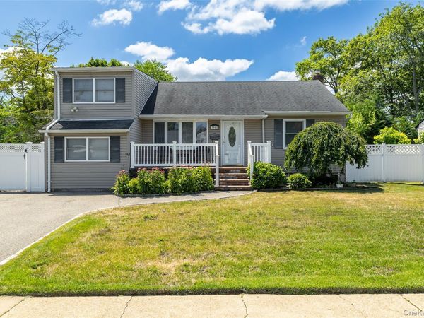 3902 Clove Court , Seaford, NY 11783