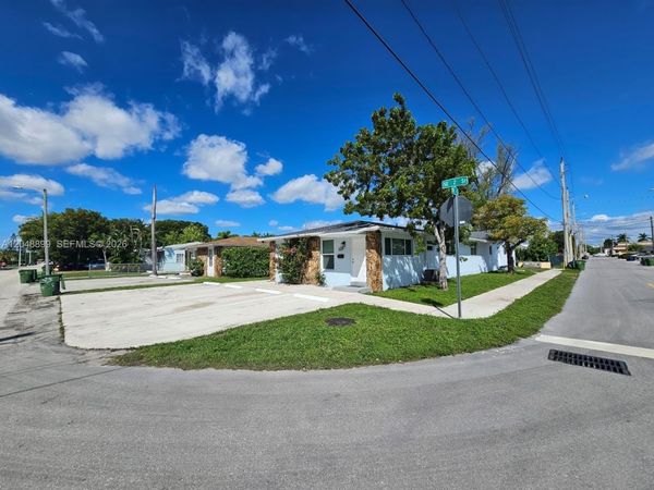329 SE 2nd St , Hallandale Beach, FL 33009