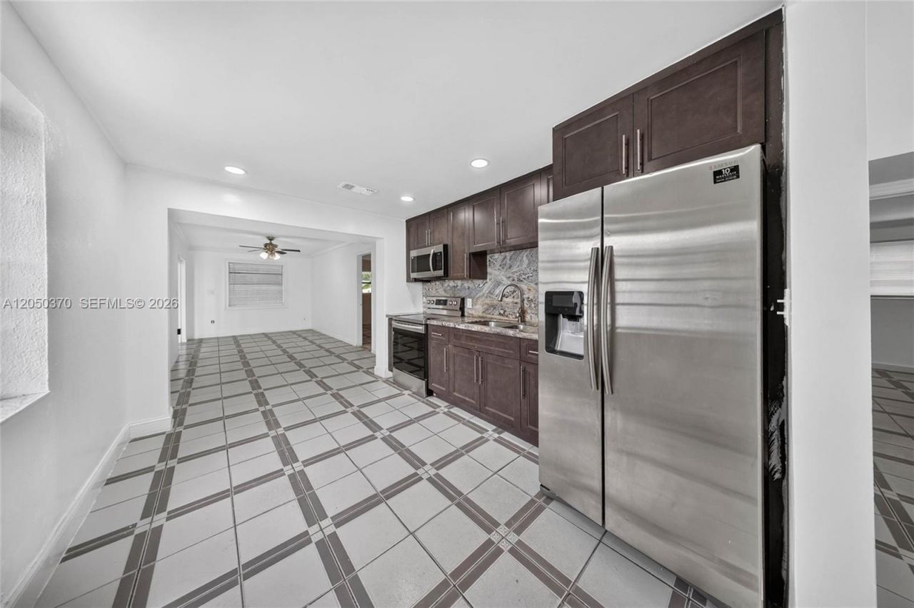 6161 E 4th Ave, Hialeah, FL 33013 Photo