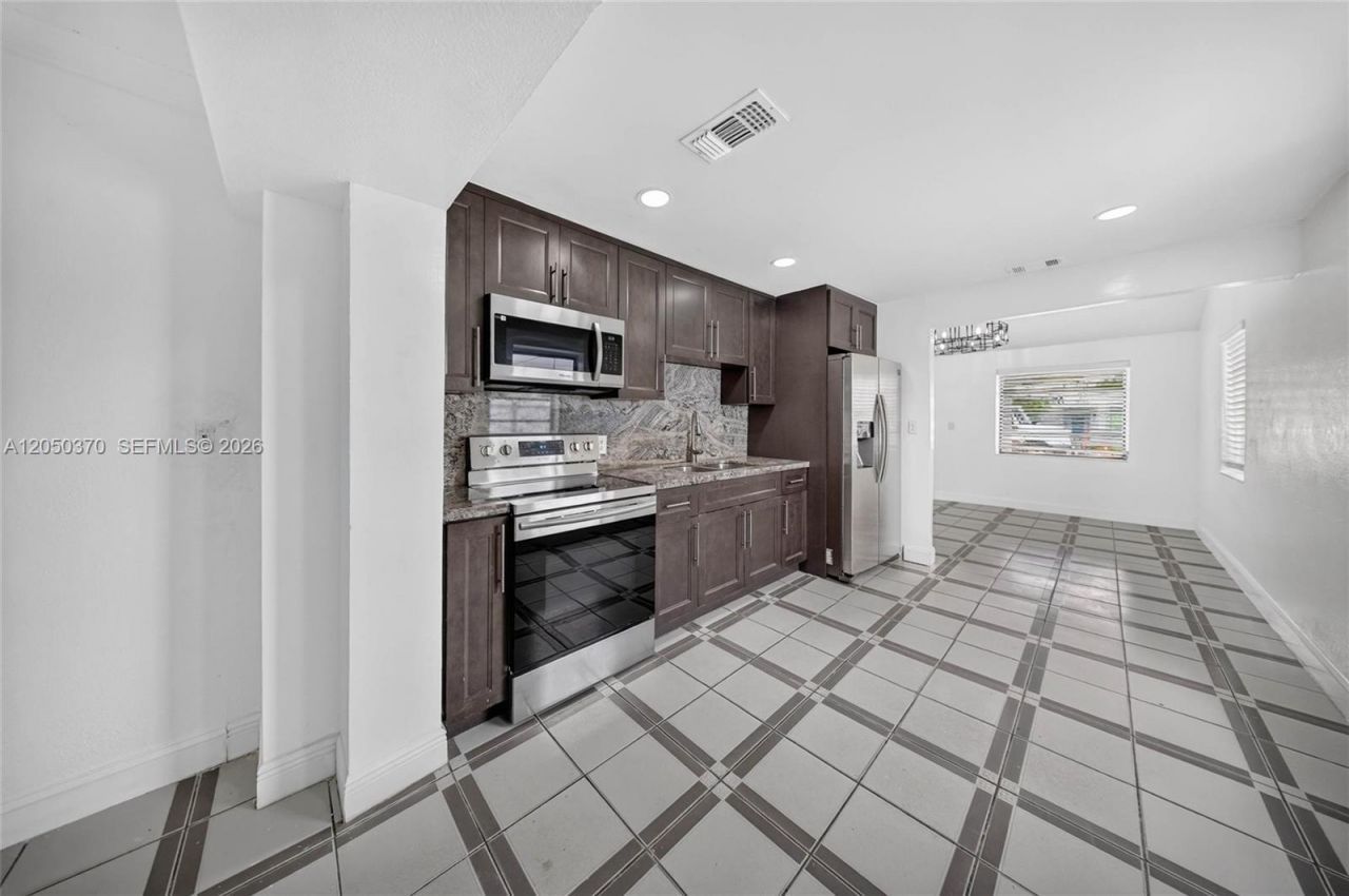 6161 E 4th Ave, Hialeah, FL 33013 Photo