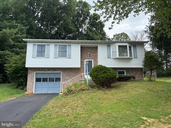 17 MARIE DRIVE, HANOVER, PA 17331