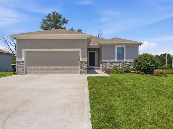 10202 Siena Drive, Peculiar, MO 64078