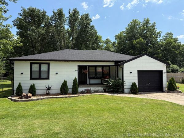 820 E Chickasaw Avenue , Sallisaw, OK 74955