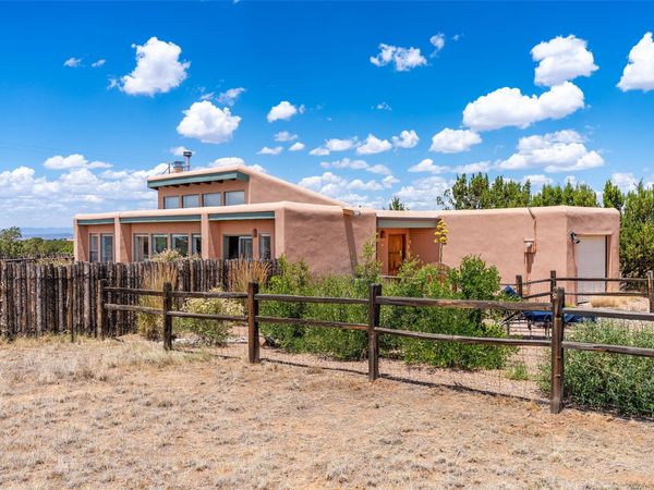 4 Domingo Road, Santa Fe, NM 87508