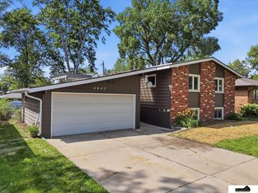 4845 Cresthaven Drive, Lincoln, NE 68516