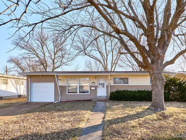 495 Versailles Drive , Florissant, MO 63031
