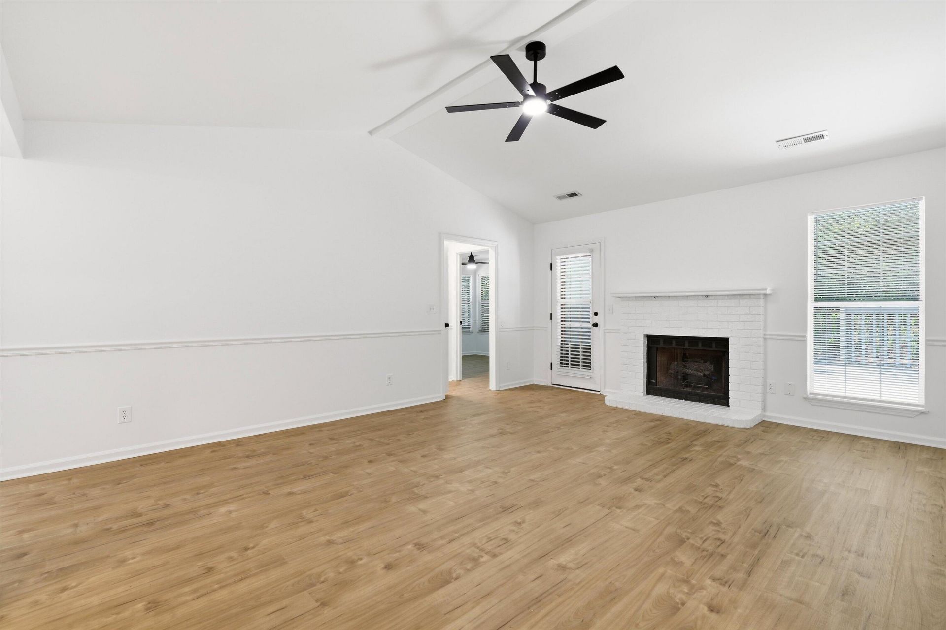 2403 Castlereagh Road Photo 11