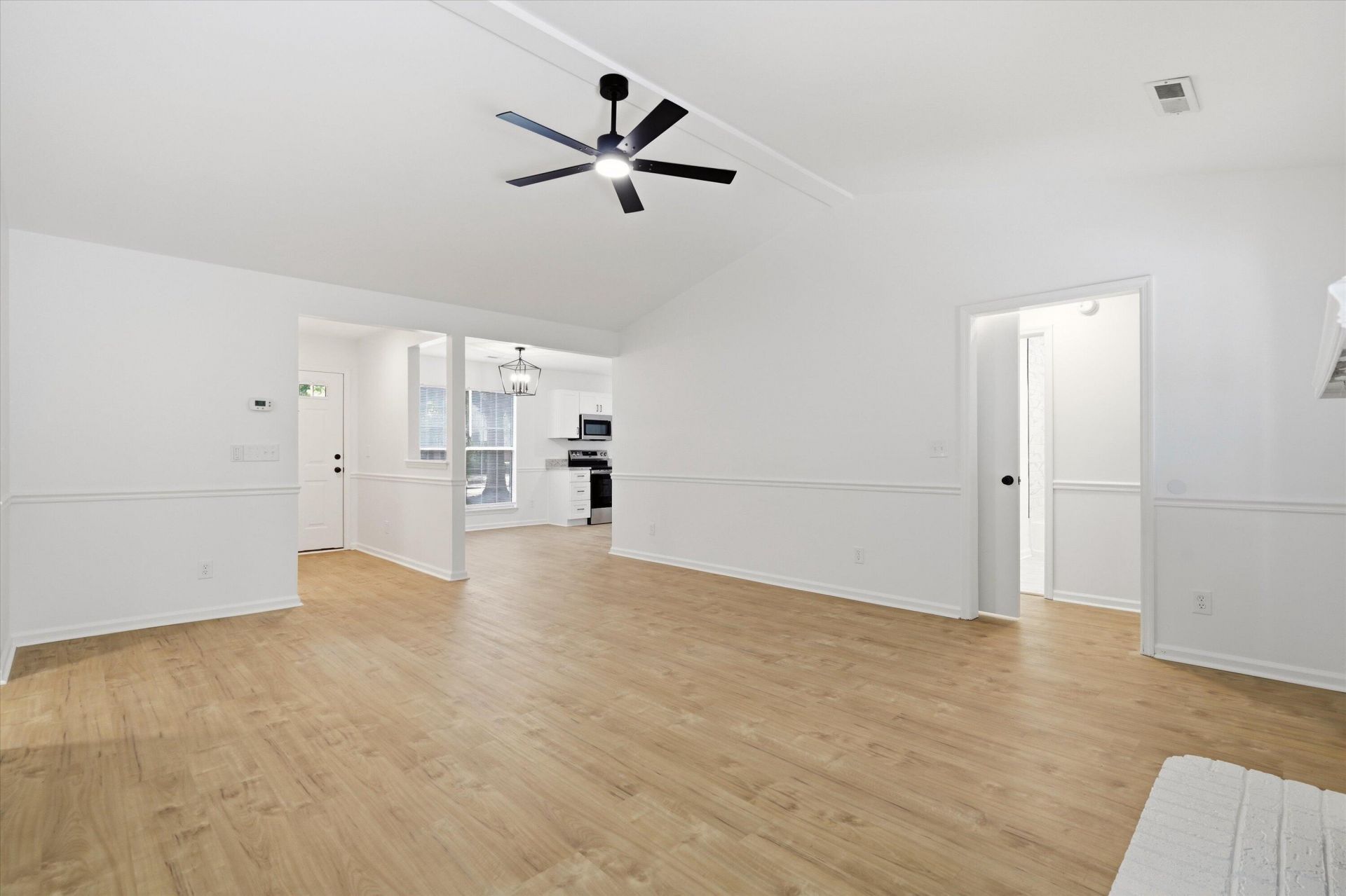 2403 Castlereagh Road Photo 12