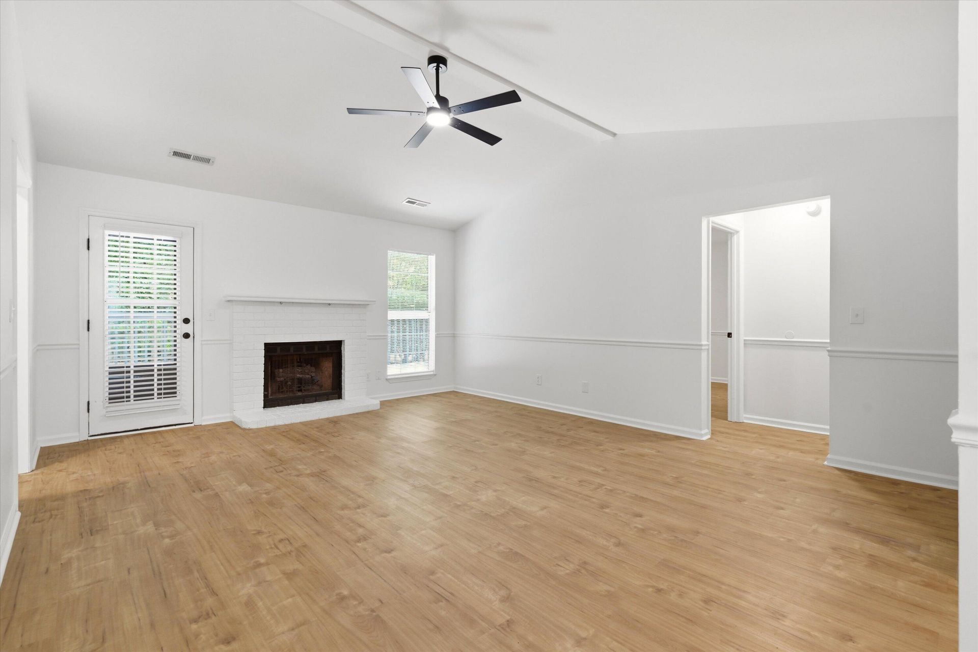 2403 Castlereagh Road Photo 18