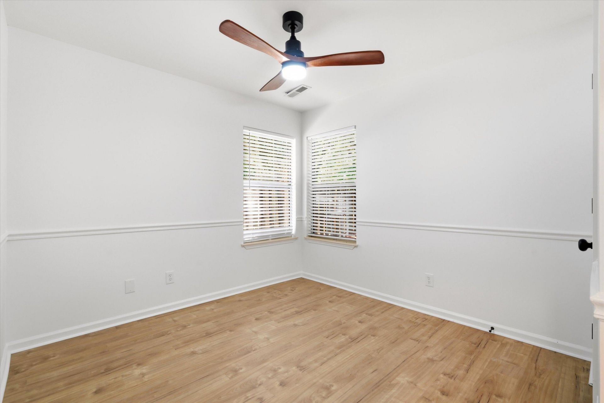 2403 Castlereagh Road Photo 24