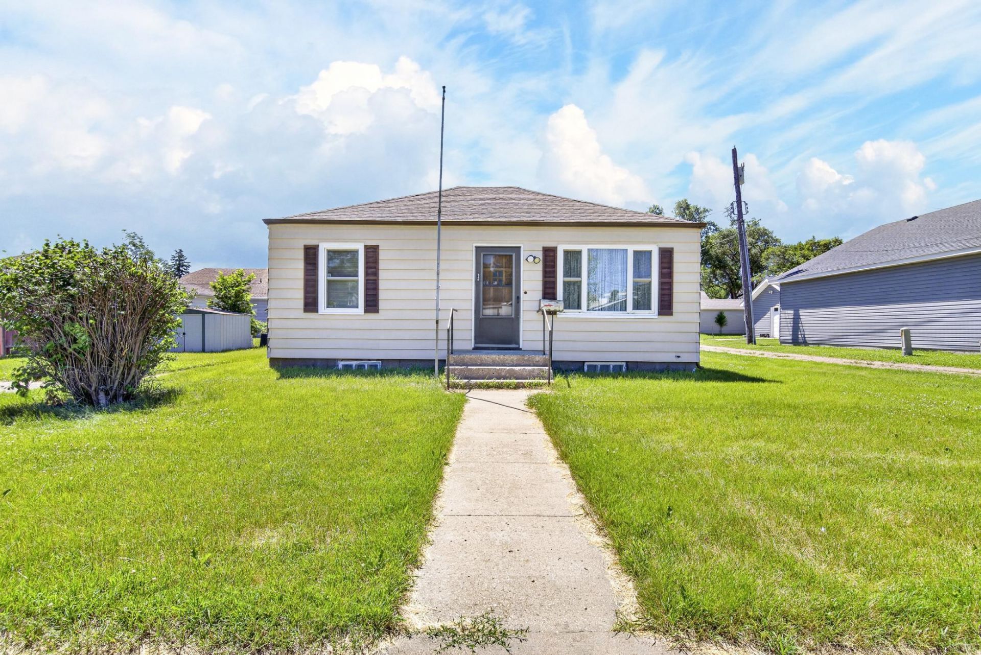 240 7th Street Ne, Valley City, ND 58072 Main Photo